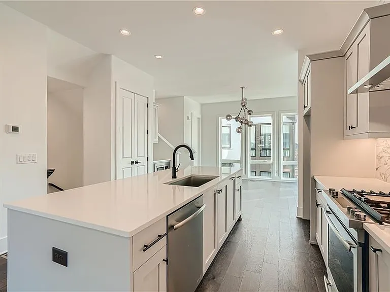 300 Gibson St SE — Photo 4