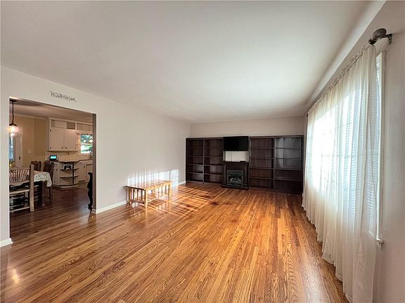 3rd image of 5804 Sterling Ave