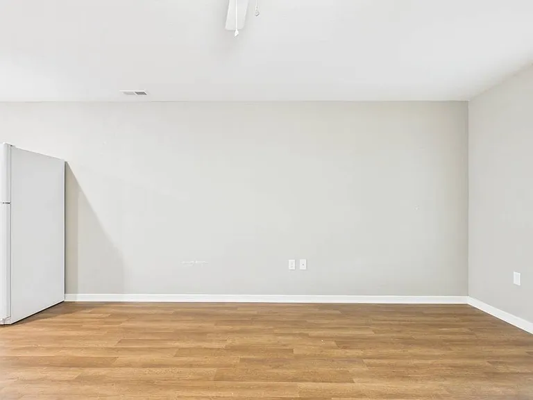 306 W Market St — Photo 3