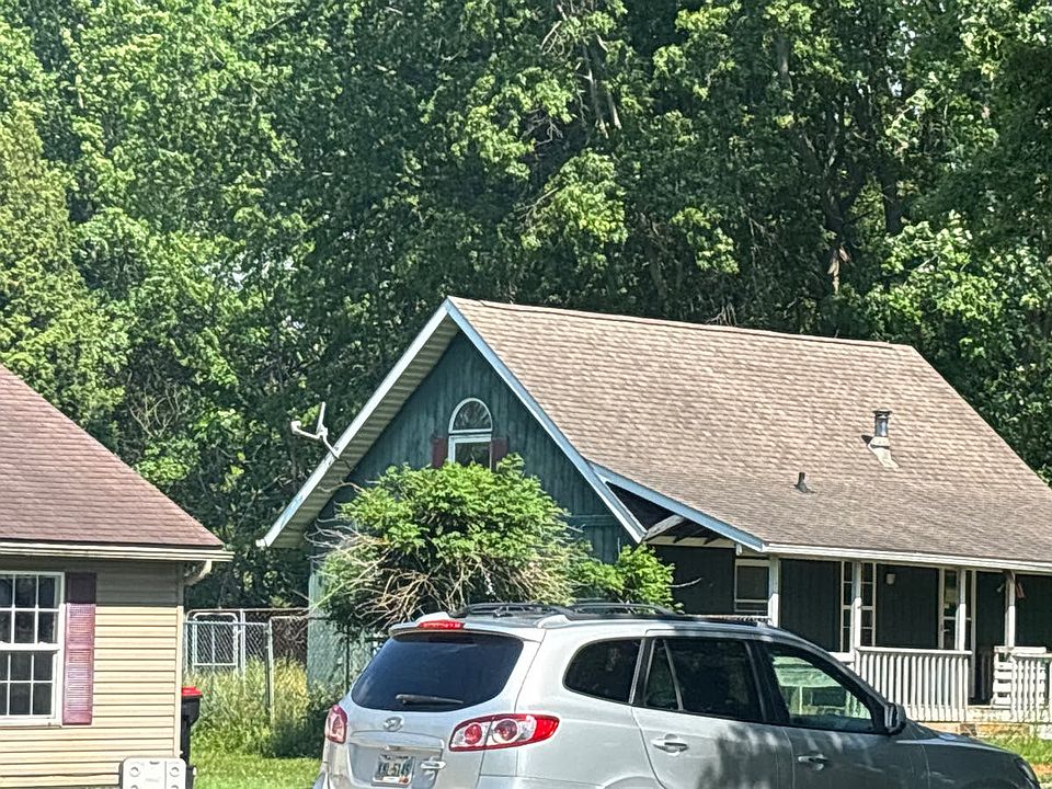 2nd image of 1449 Cedar St