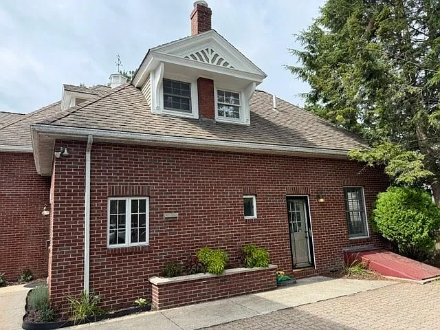 3 bed, 2.0 bath, 2350 sqft, $3,975 — Photo 2