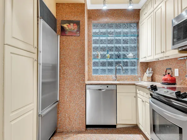 410 East 57th Street image 2 of 7