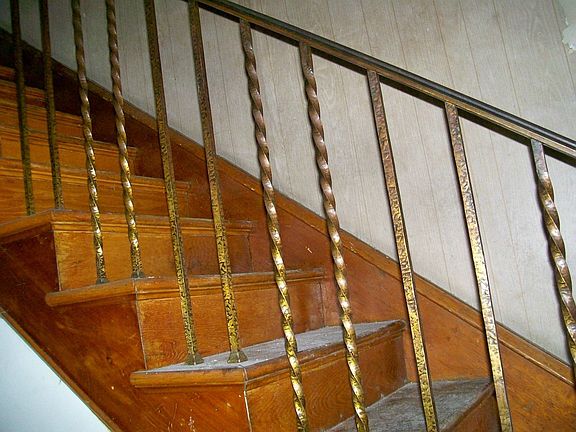 4th image of 327 E Centre St