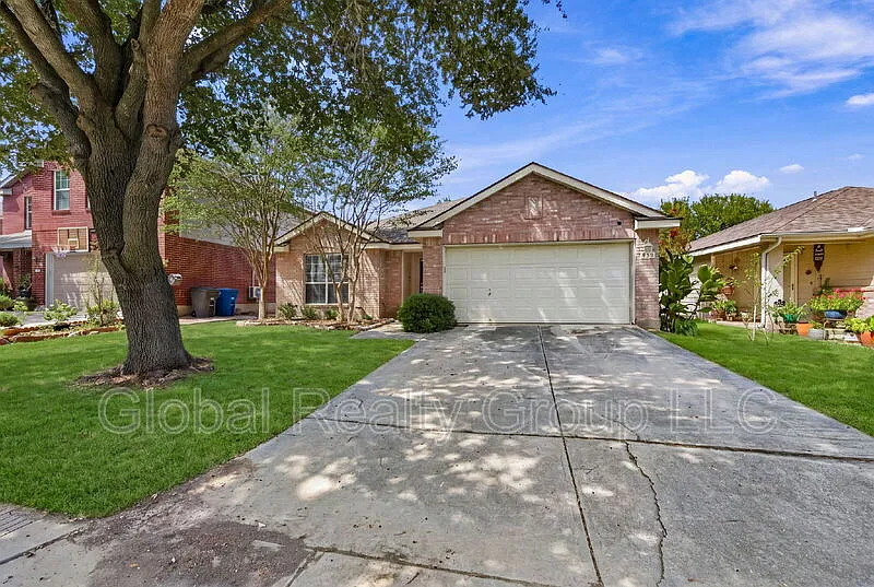 3 bed, 2.0 bath, 1732 sqft, $1,795 — Photo 3