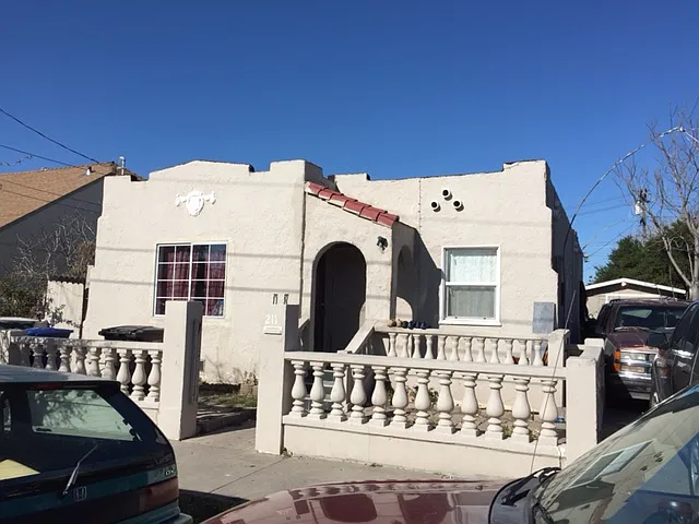 211 E 16th St photo 1