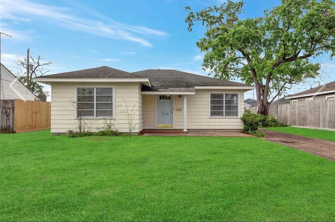 2 bed, 1.0 bath, 1213 sqft, $2,400 — Photo 2