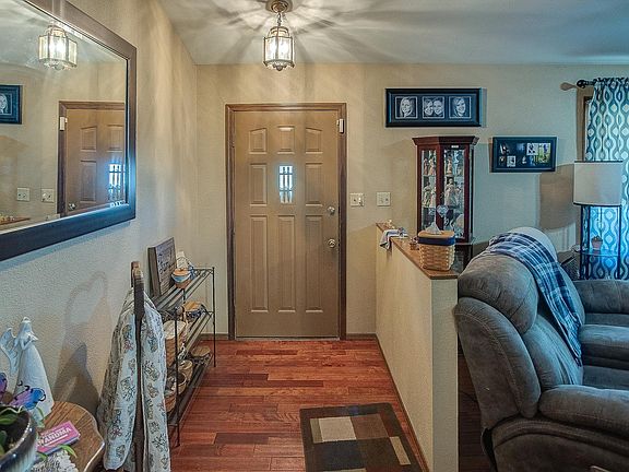 3rd image of 115 King Oak Dr