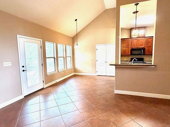 4th image of 2016 Crown Ridge Dr