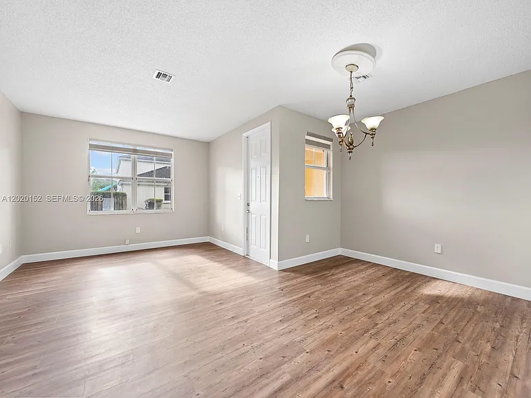 1049 NE 42nd Pl — Photo 10