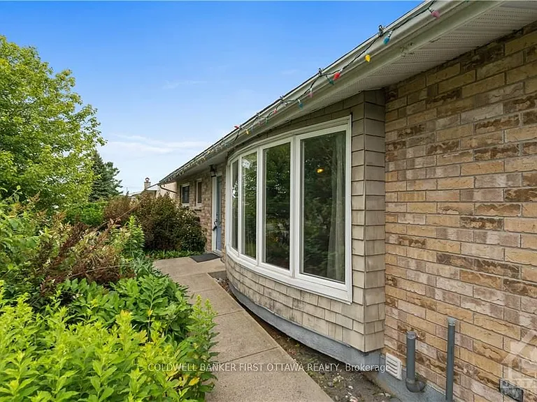 12 Oakwood Ave — Photo 3