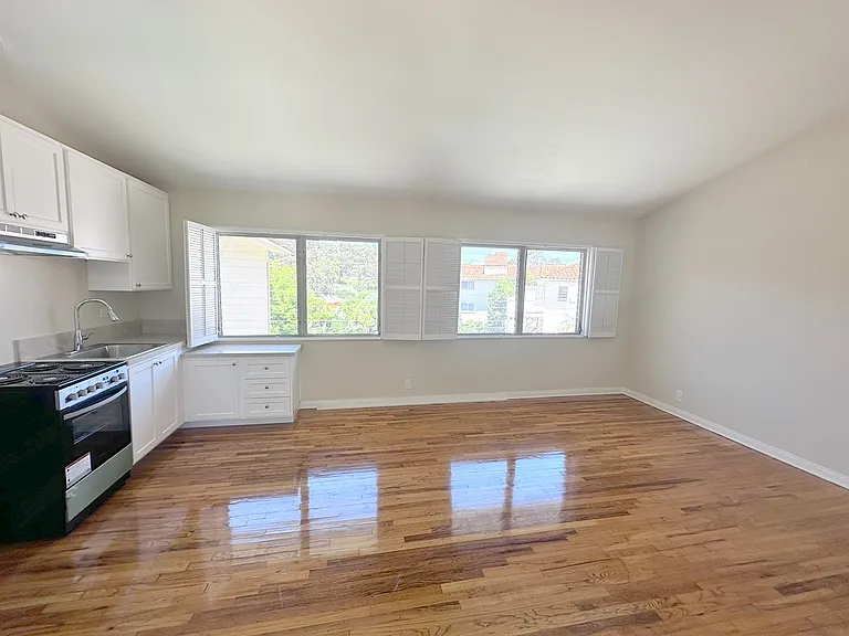 267 Palos Verdes Dr W #4 — Photo 1