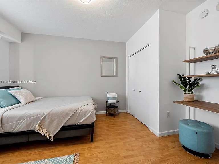 18100 N Bay Rd #308 — Photo 30
