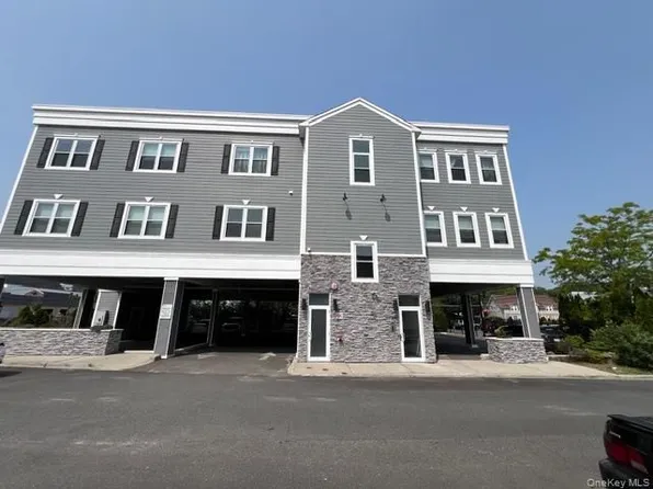 40 Division St APT 2B, Farmingdale, NY 11735