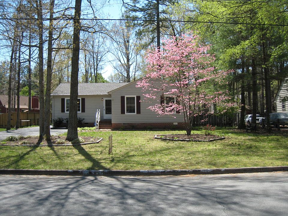 Front of house with driveway