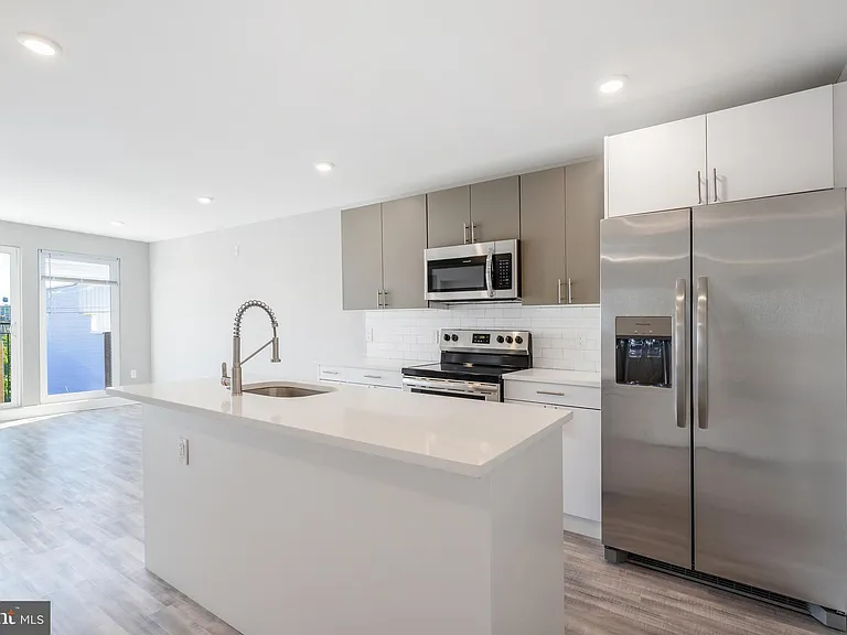 2500 N Mascher St #14 — Photo 5