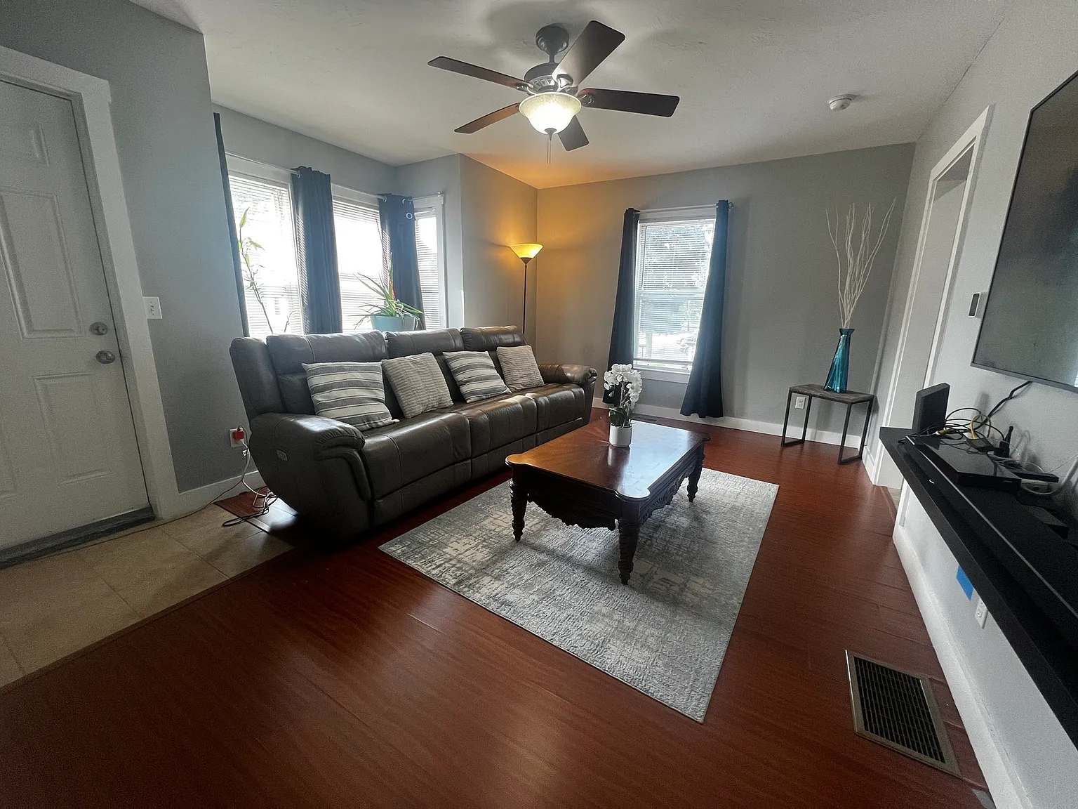 2 bed, 1.0 bath, 950 sqft, $2,100 — Photo 2