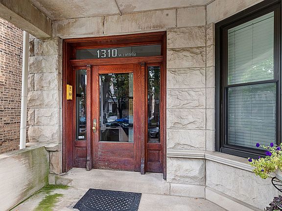 3rd image of 1310 W Cornelia Ave
