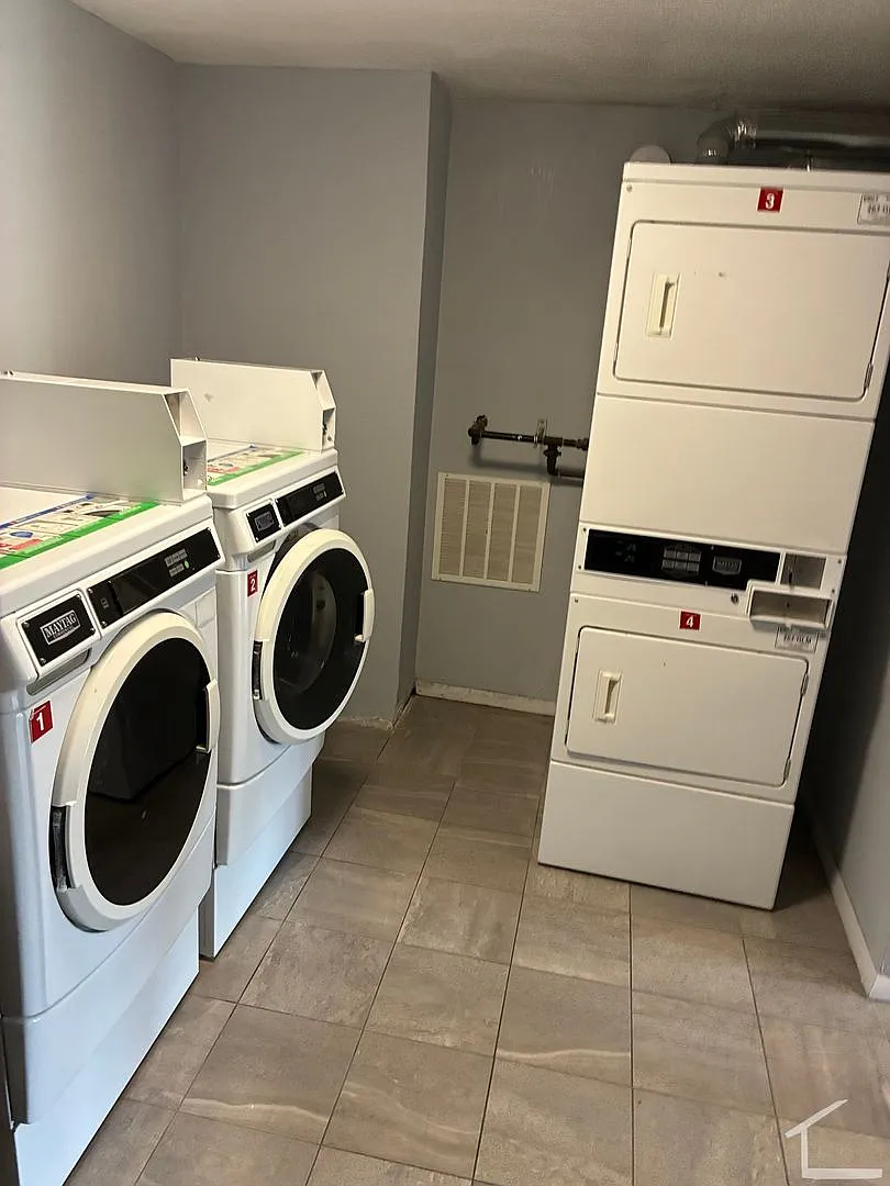 No Fee Suoer nice Condo with Utilities and 2 parking spaces, Laundry and Pool — Photo 2