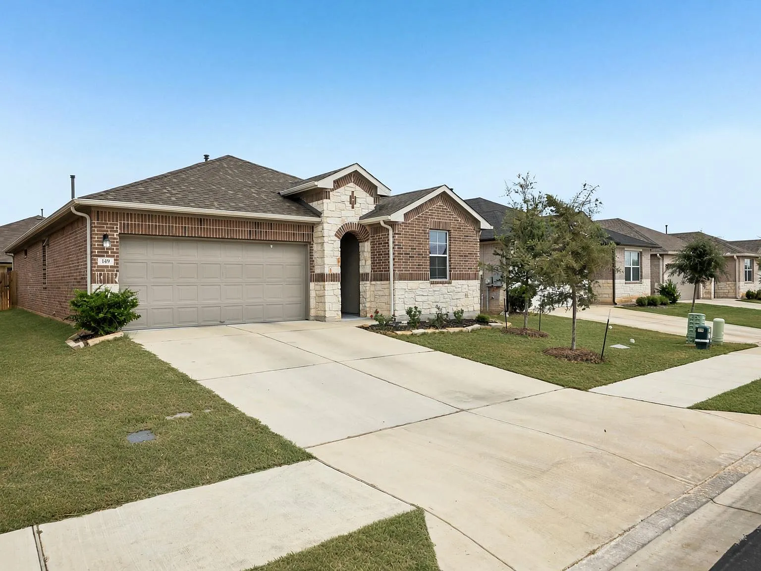 4 bed, 2.0 bath, 1730 sqft, $2,050 — Photo 2