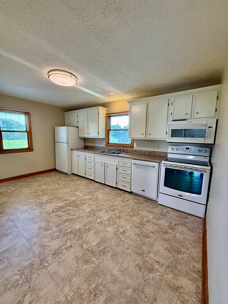 3 bed, 900 sqft, $1,800 — Photo 4