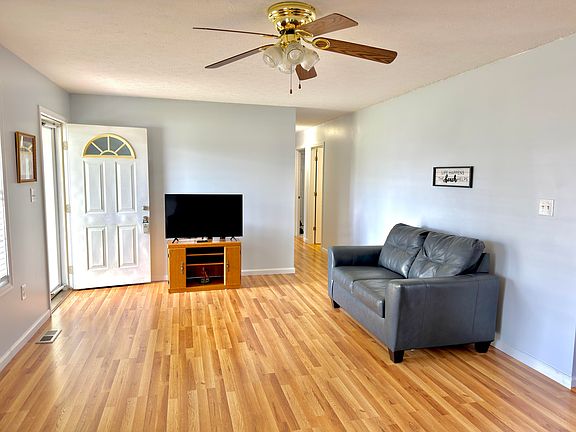 3rd image of 111 Derby Dr