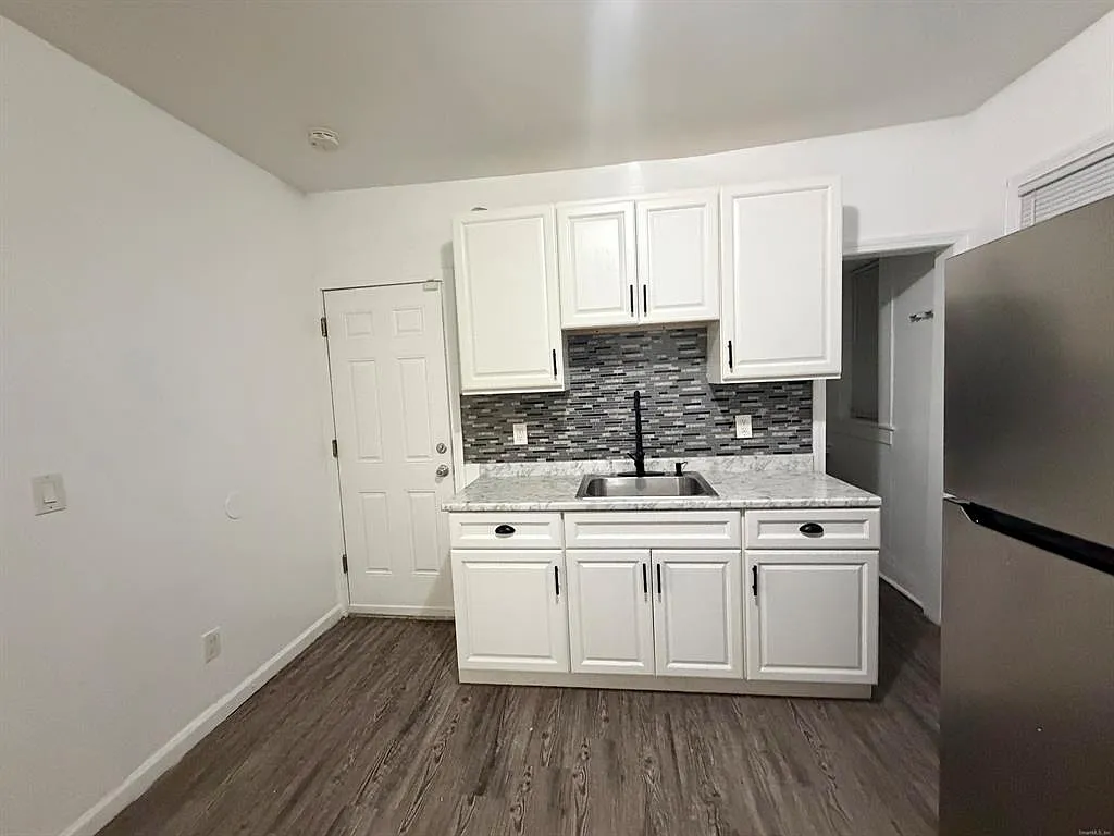 3 bed, 1000 sqft, $2,200 — Photo 2