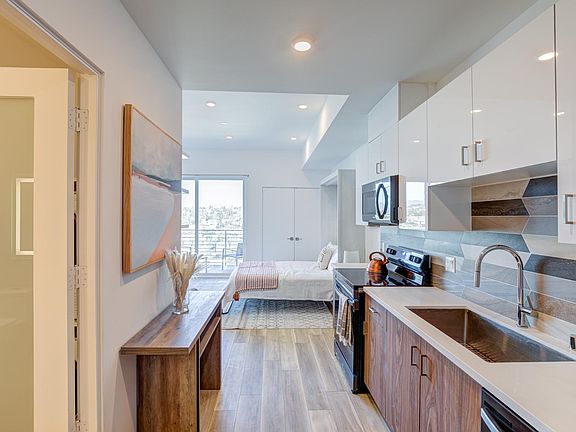 3rd image of 252 N Hoover St #507