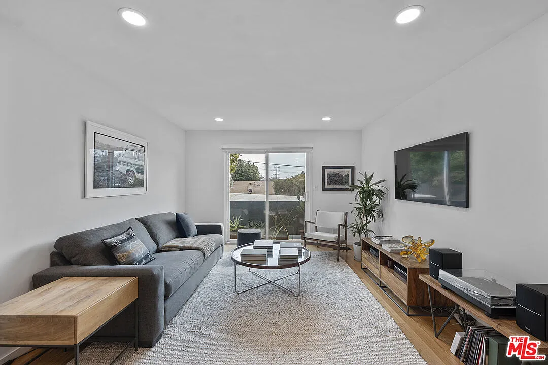 3 bed, 2.0 bath, 1140 sqft, $5,100 — Photo 3