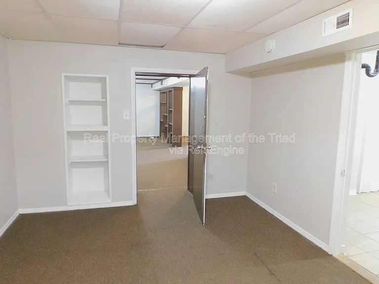 911 Tipperary Dr — Photo 20