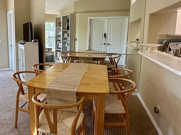 Dinning table with 6 chairs and can expand with table leaf to 8 top.