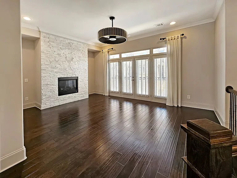 2142 Coventry Dr — Photo 5