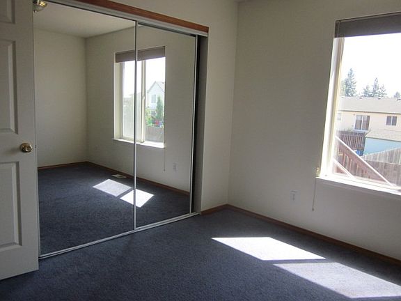 3rd image of 3215 Meadow Glen Ln