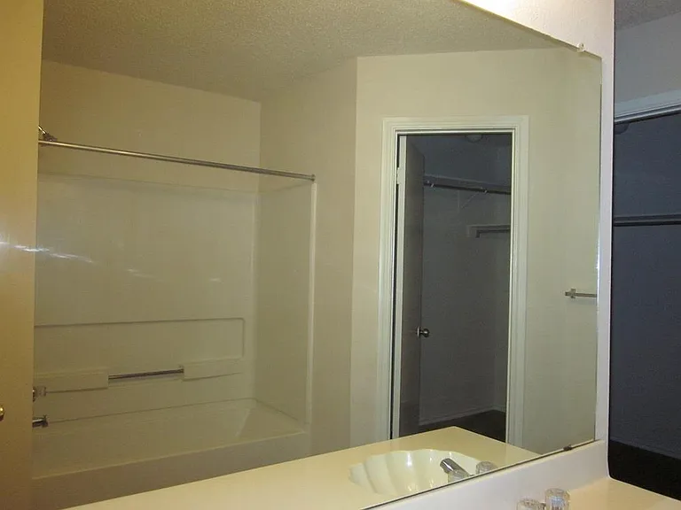 1102 Comfort St — Photo 12
