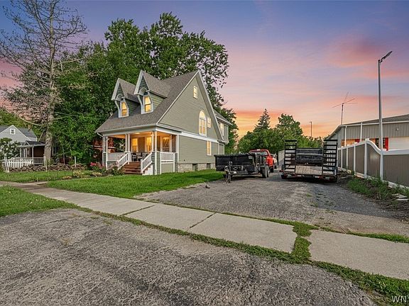 2nd image of 220 Elliot St