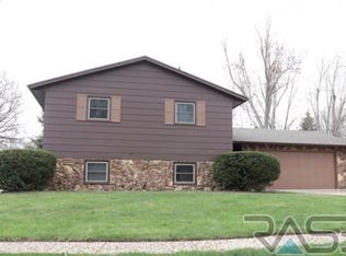 5617 W Pebble Creek Rd, Sioux Falls, SD 57106