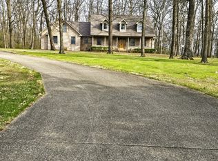 9 Fawn Dr, Fairfield, IL 62837