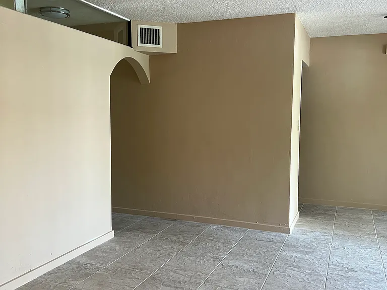 2501 NE 11th St #6 — Photo 50