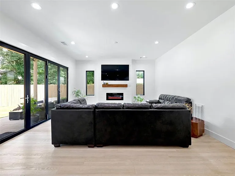 379 Enota Pl SW — Photo 14