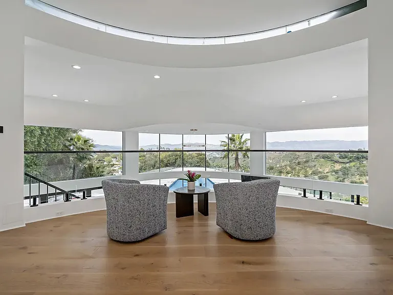 15105 Mulholland Dr — Photo 13