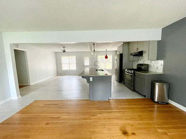 2112 Chandler Ave — Photo 4