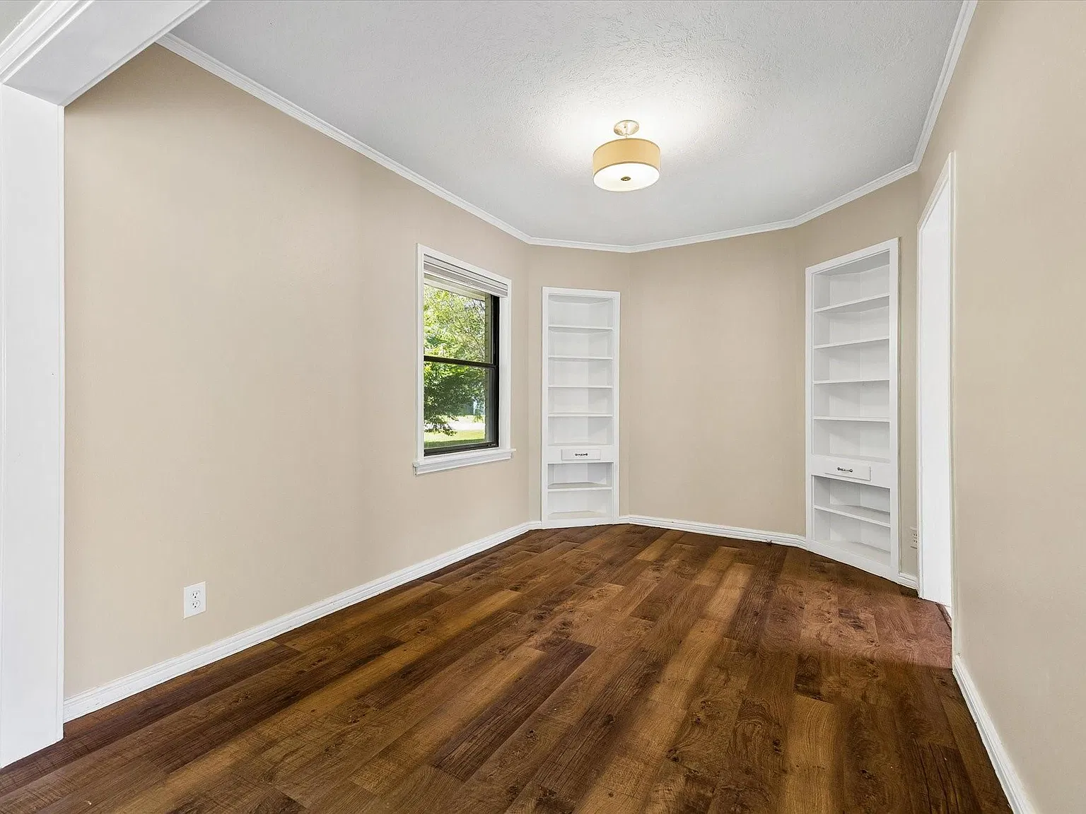 2 bed, 1.0 bath, 2640 sqft, $1,900 — Photo 4