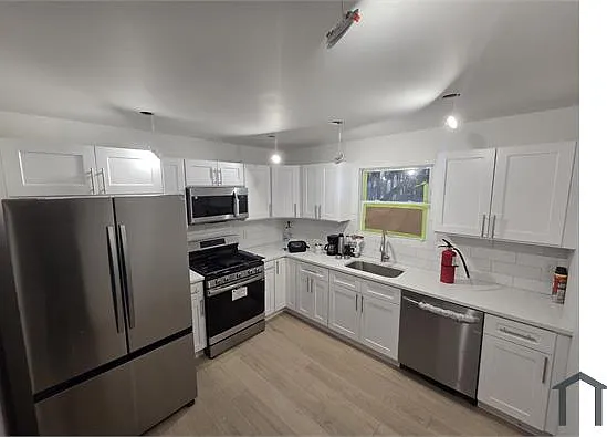 3 bed, 1400 sqft, $4,000 — Photo 3