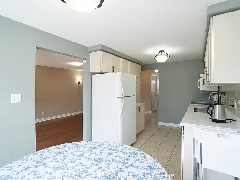 407 Downsview Pl — Photo 3
