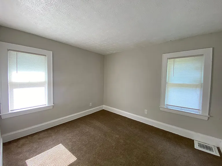 10721 Columbia Ave — Photo 14