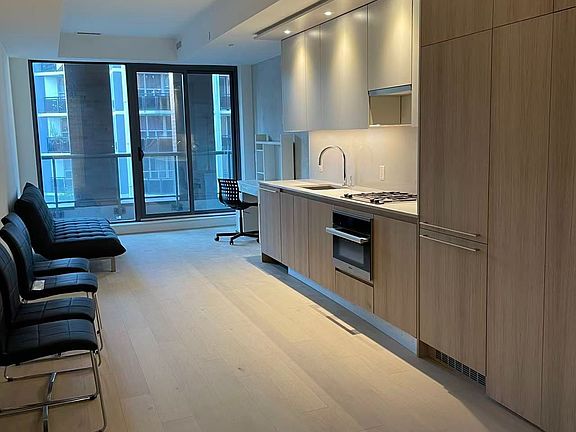 5th image of 81 Wellesley St E #407