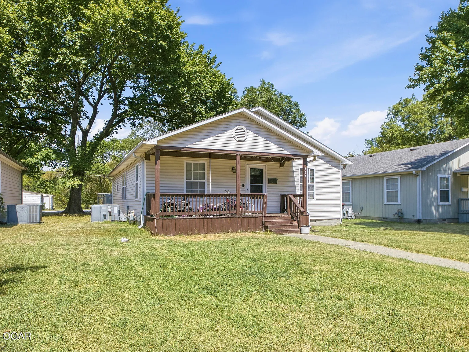 3 bed, 2.0 bath, 1395 sqft, $1,300 — Photo 2