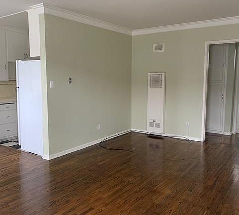 2nd image of 943 Wilcox Ave #1