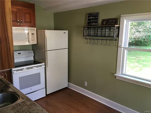 5th image of 40 Evergreen St