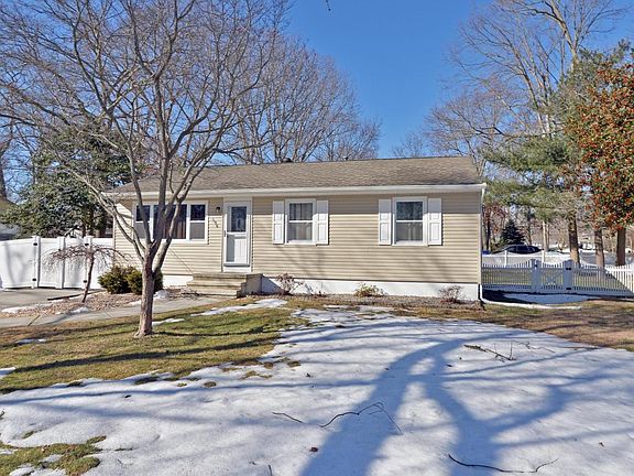 3rd image of 596 Huckleberry Ln