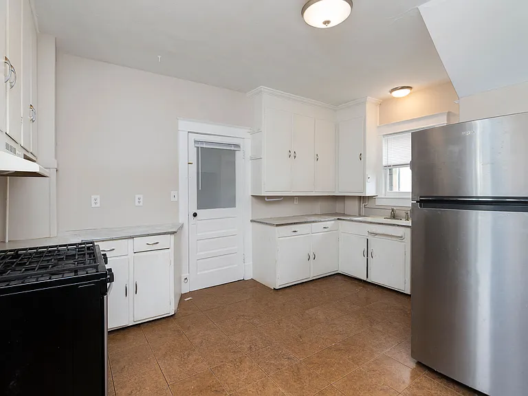 112 Biltmore St — Photo 9